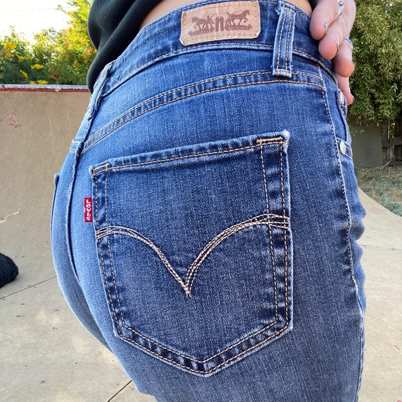 Levi’s mid rise skinny - Picture 1 of 3
